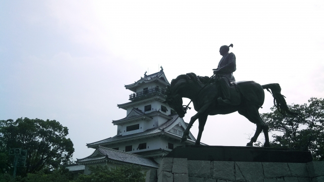 松山城と加藤嘉明像