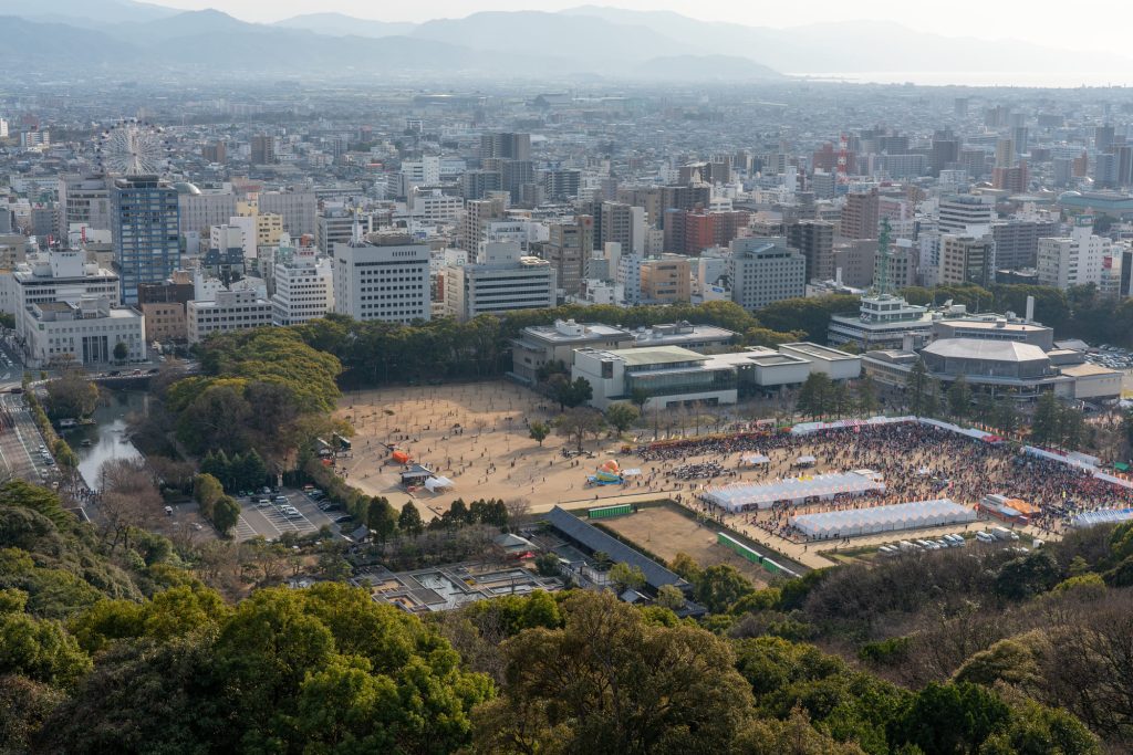 松山城から見た城山公園（愛媛マラソン）