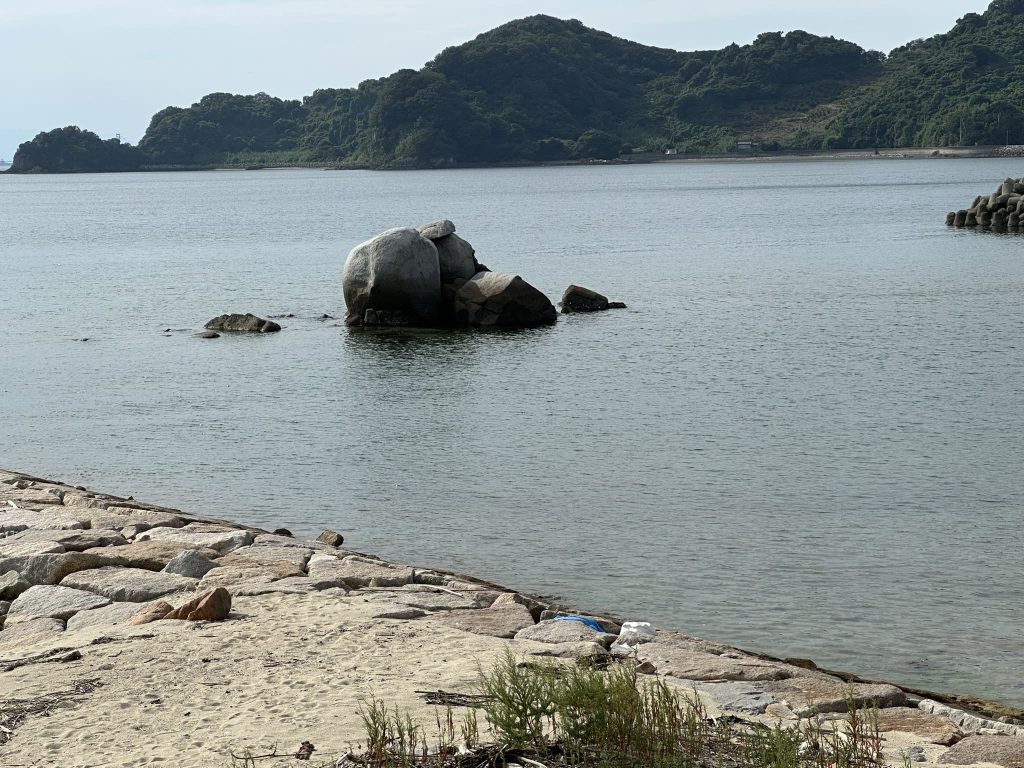 興居島のカサネ石(重ね石)