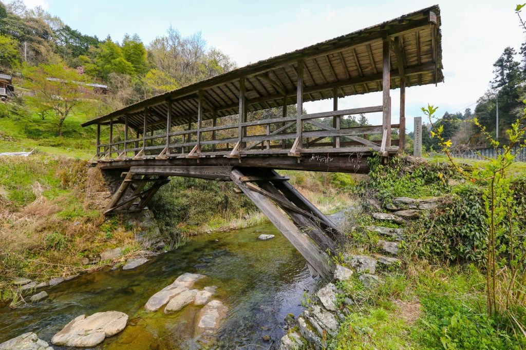 田丸橋(弓削神社の近くの屋根付き橋)写真