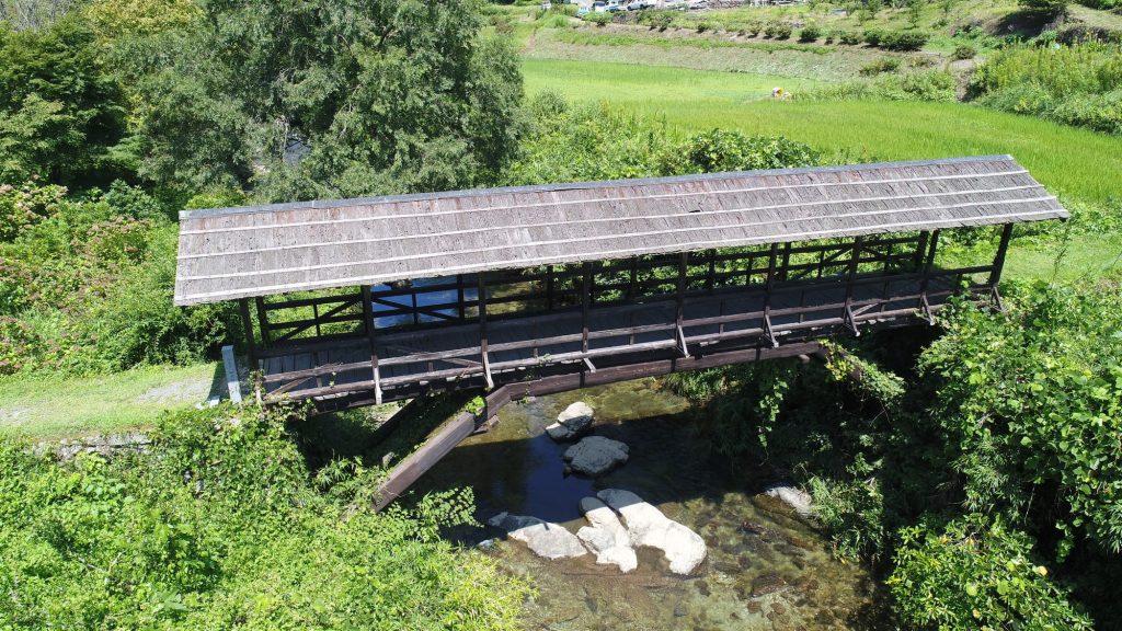 田丸橋(弓削神社の近くの屋根付き橋)写真