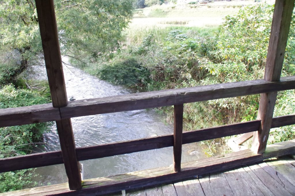 田丸橋(弓削神社の近くの屋根付き橋)写真