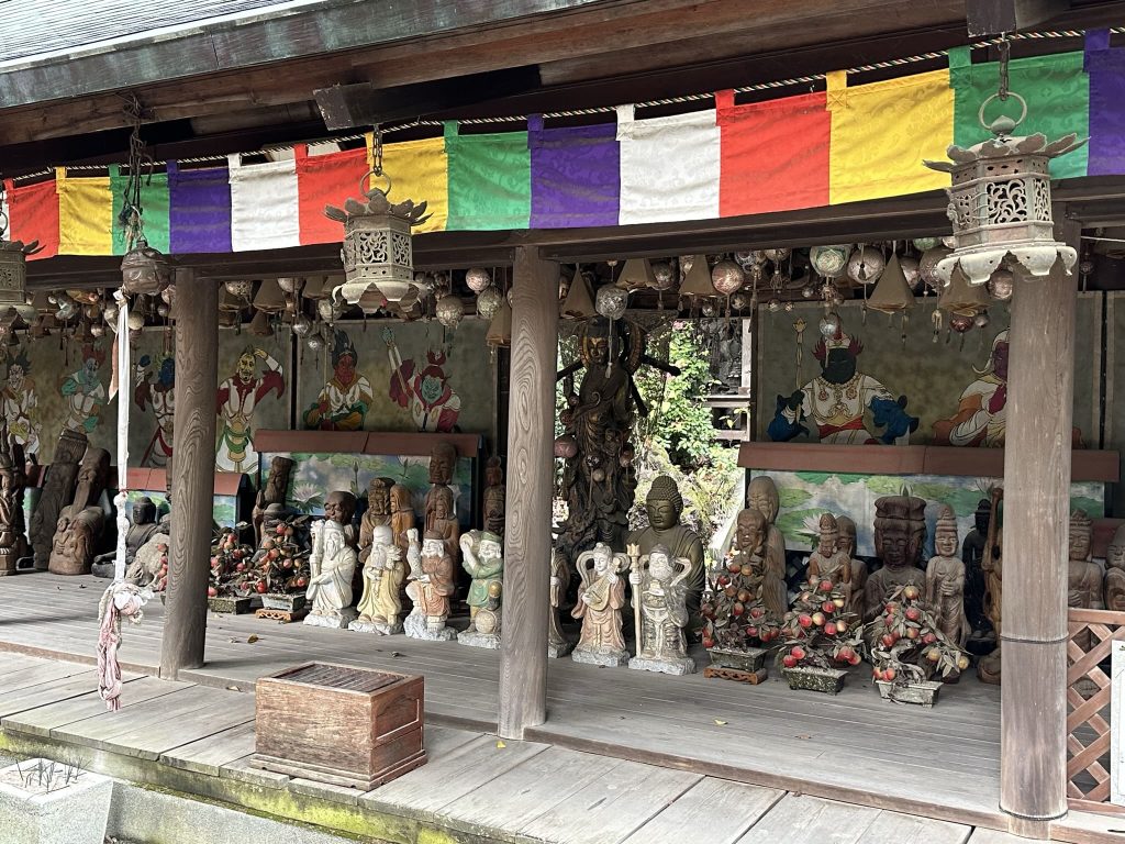 沢山の仏像やお地蔵さん