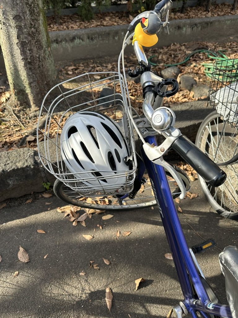 自転車カゴにヘルメット写真