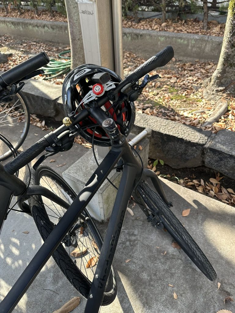 自転車カゴにヘルメット写真