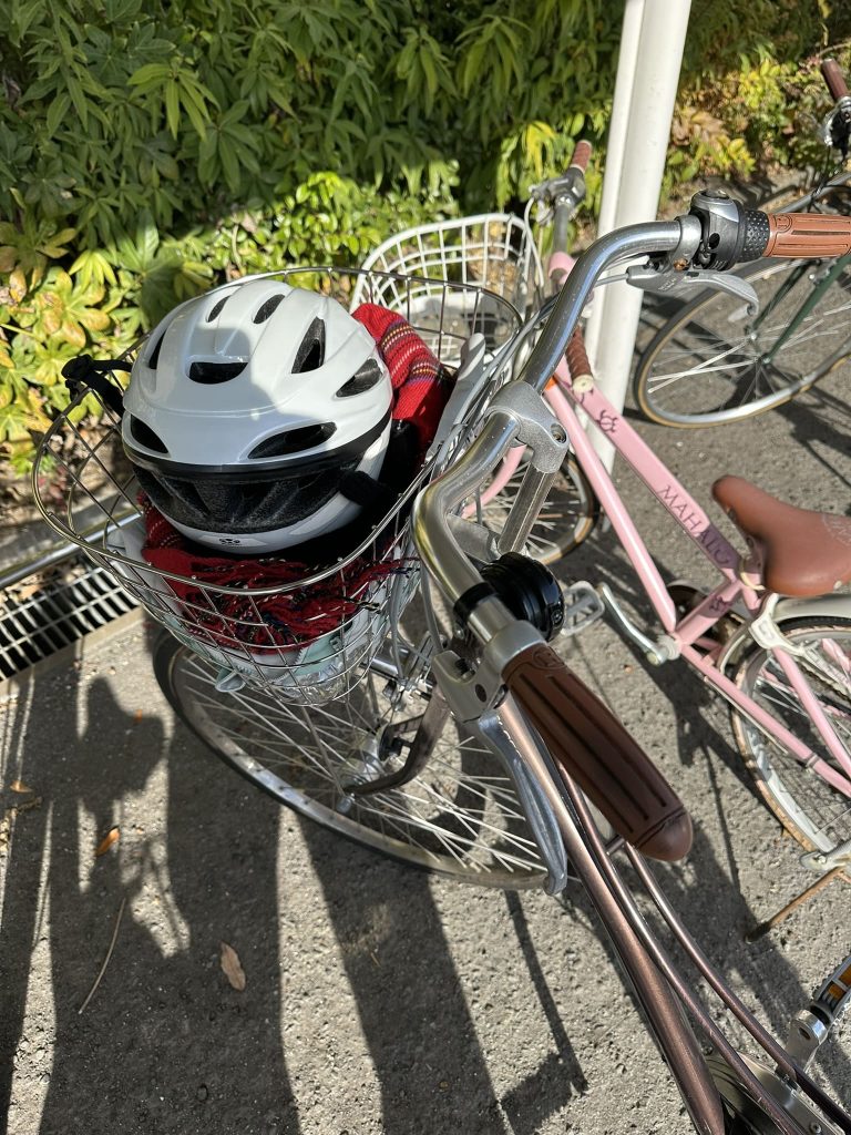 自転車カゴにヘルメット写真