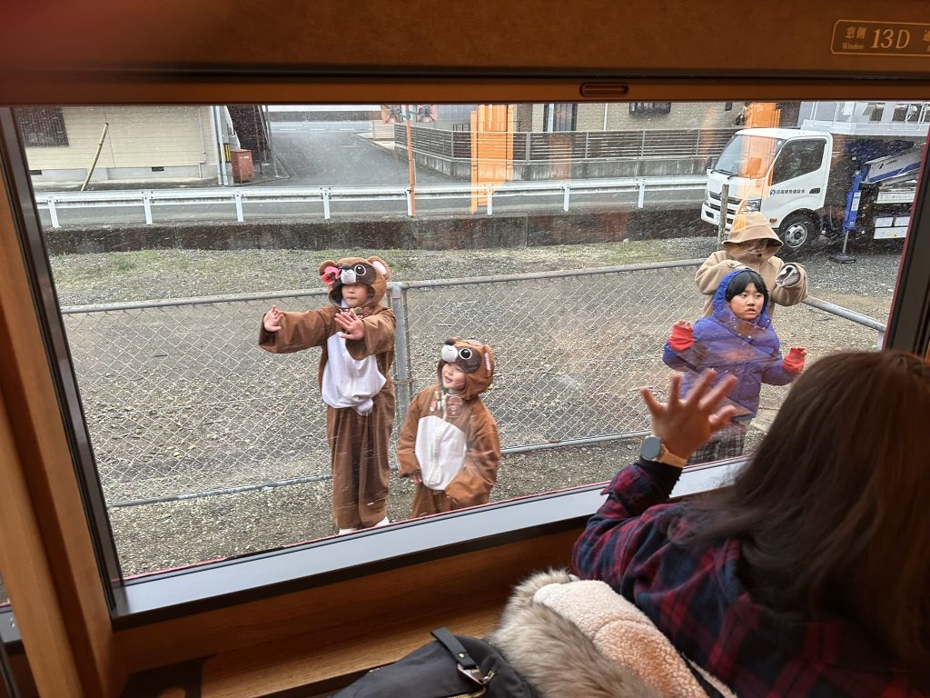 伊予灘物語が走る度に毎回お見送りの「おもてなし」をしてくれる南予の皆様