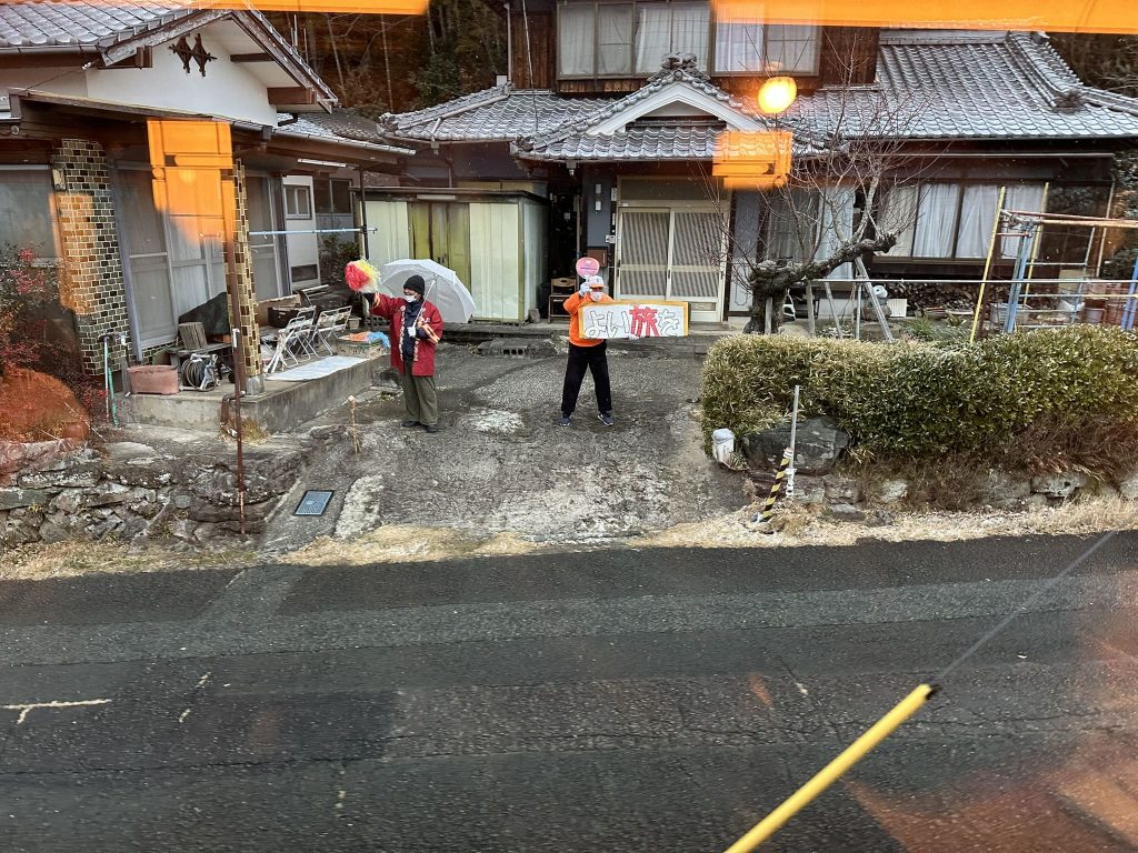 伊予灘物語が走る度に毎回お見送りの「おもてなし」をしてくれる南予の皆様