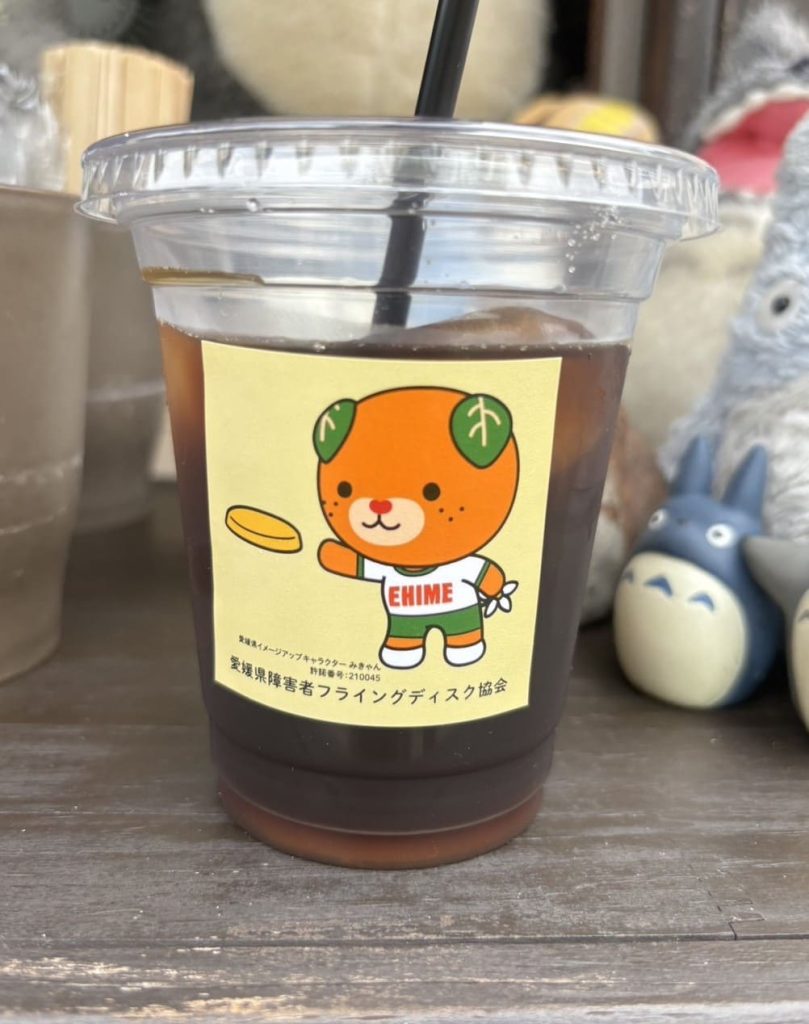 フライングディスクを投げるみきゃん