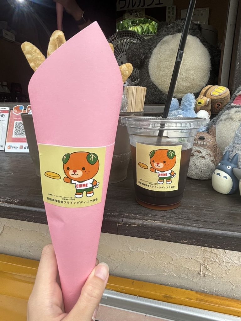 フライングディスクを投げるみきゃん2