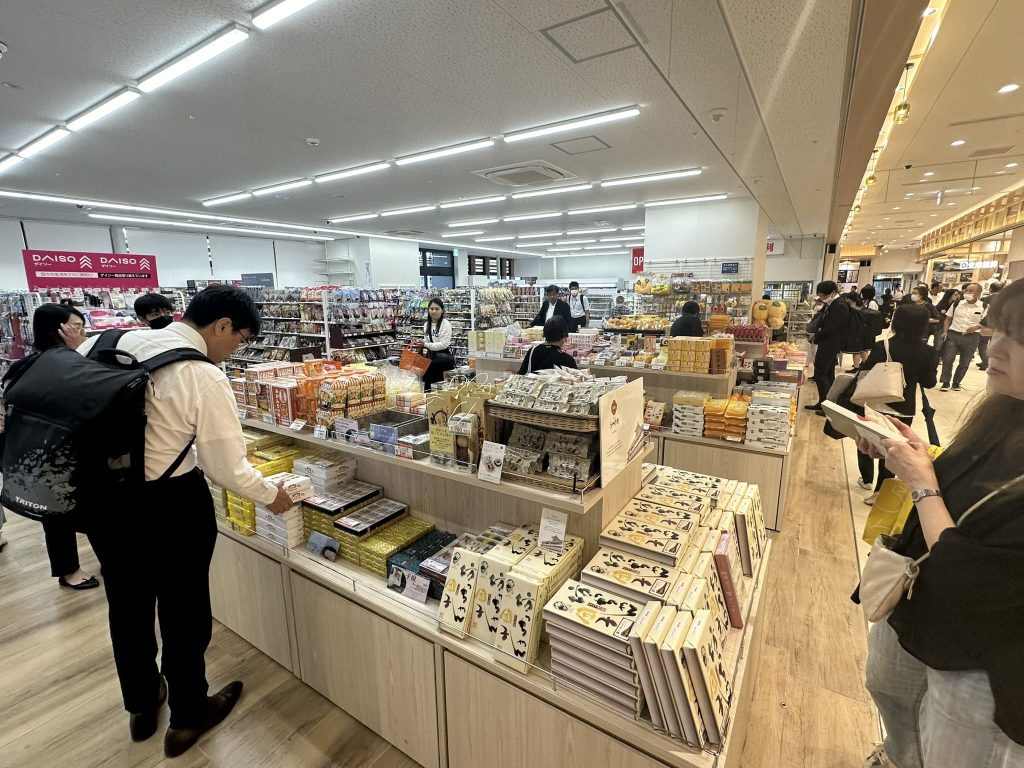 JR松山駅だんだん通りの店舗の風景