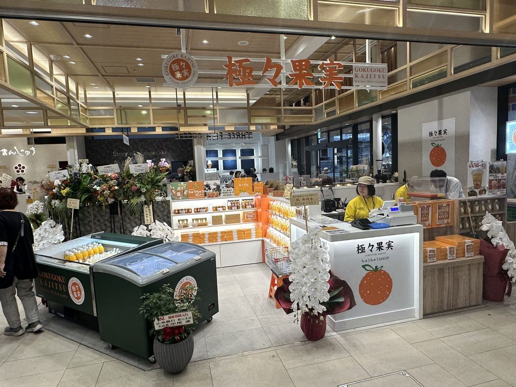 JR松山駅だんだん通りの店舗の風景