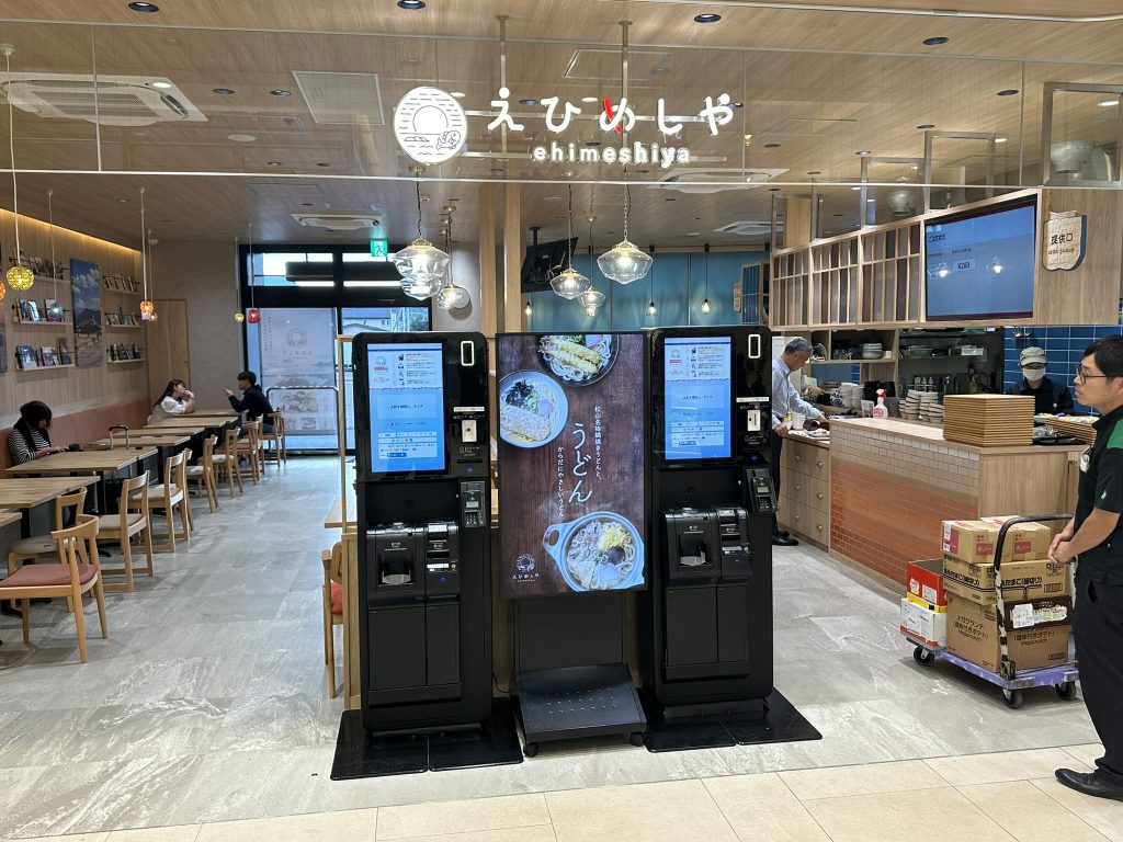 JR松山駅だんだん通りの店舗の風景