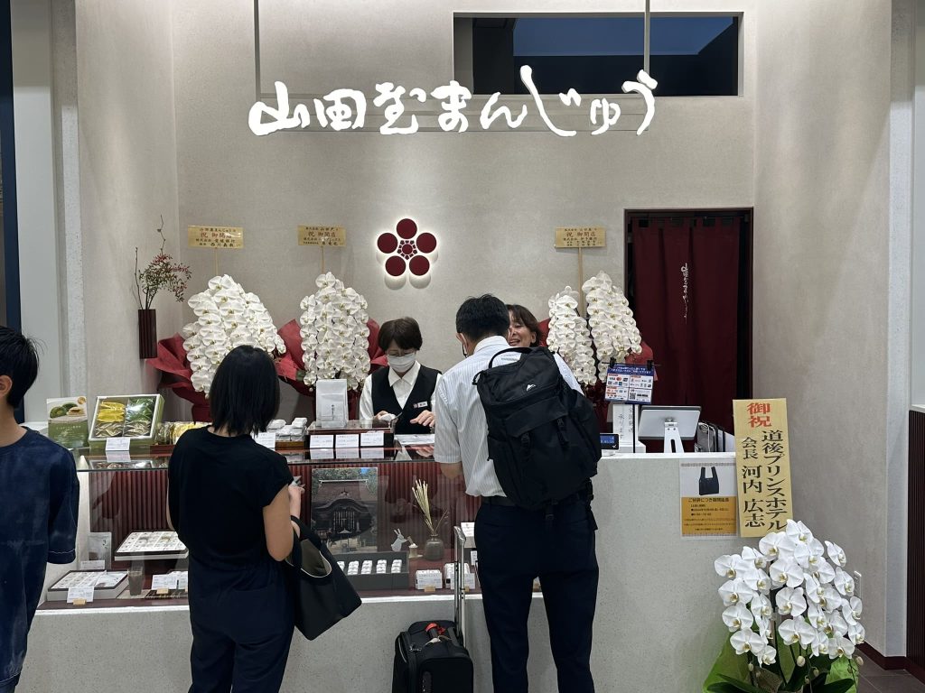 JR松山駅だんだん通りの店舗の風景