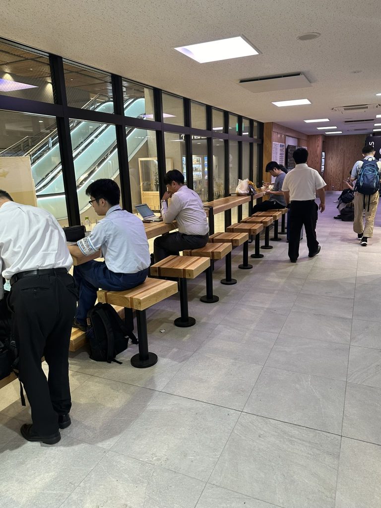 JR松山駅だんだん通りの店舗の風景