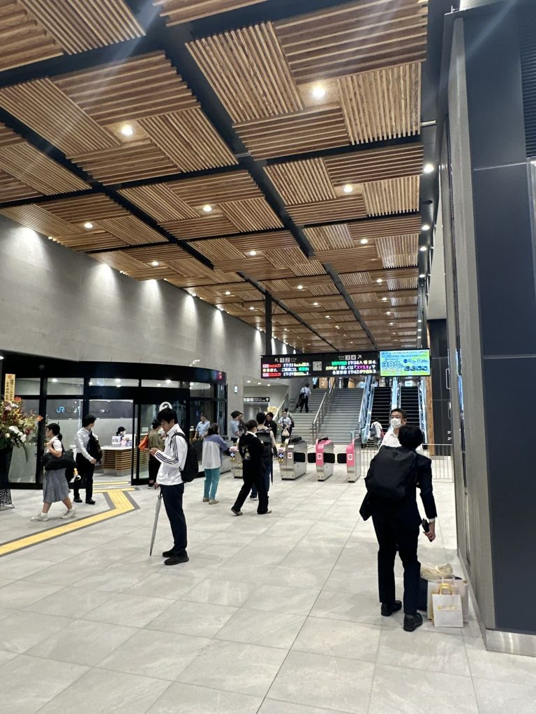 JR松山駅改札前