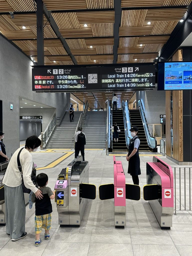 JR松山駅改札内