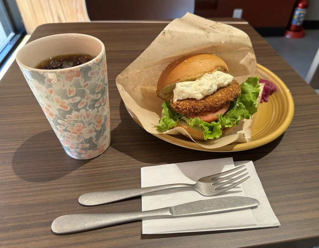 じゃこカツバーガーとアイスコーヒー