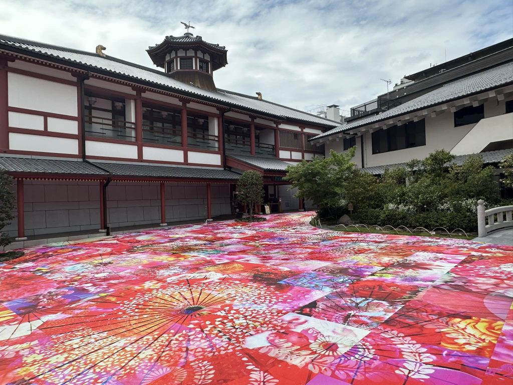 写真は「蜷川実花 with EiM × 道後温泉 DOGO ART」の第2弾である、
2026年4月21日からの「道後温泉別館 飛鳥乃湯泉中庭インスタレーション」