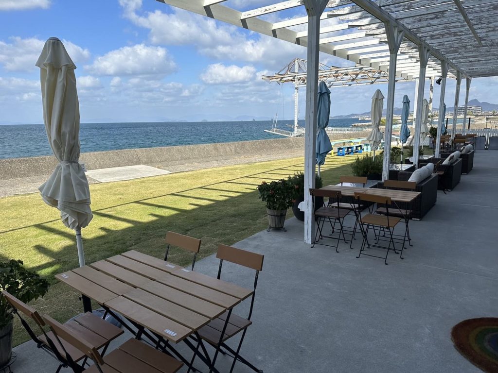 愛媛の海沿いのカフェ