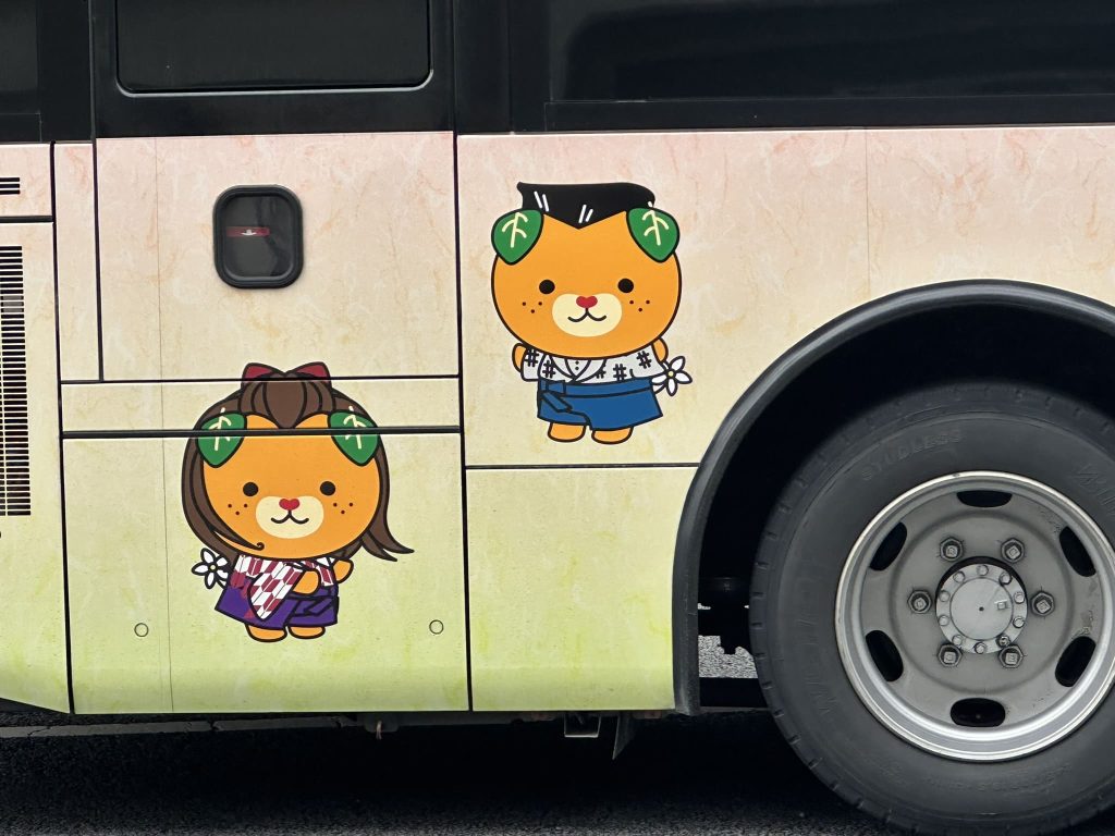 亀井製菓さんの坊ちゃん団子バスみきゃんこみきゃん
