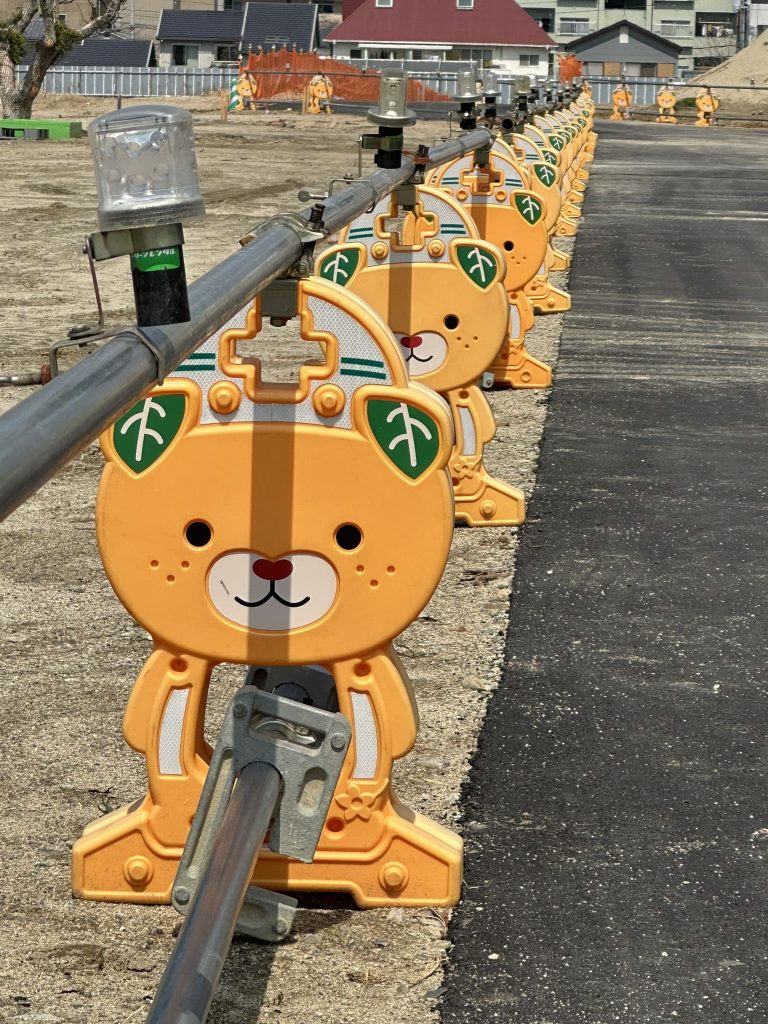 城山公園に無限工事柵みきゃん