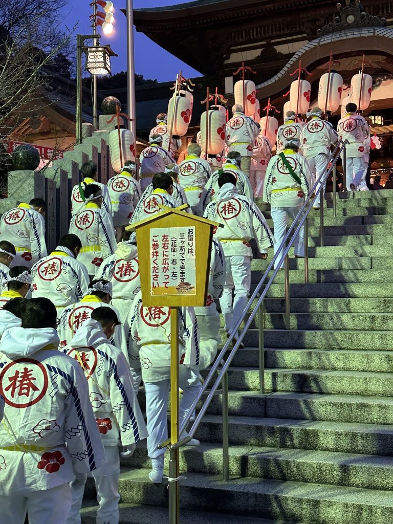 伊豫豆比古命神社の椿祭りお神輿