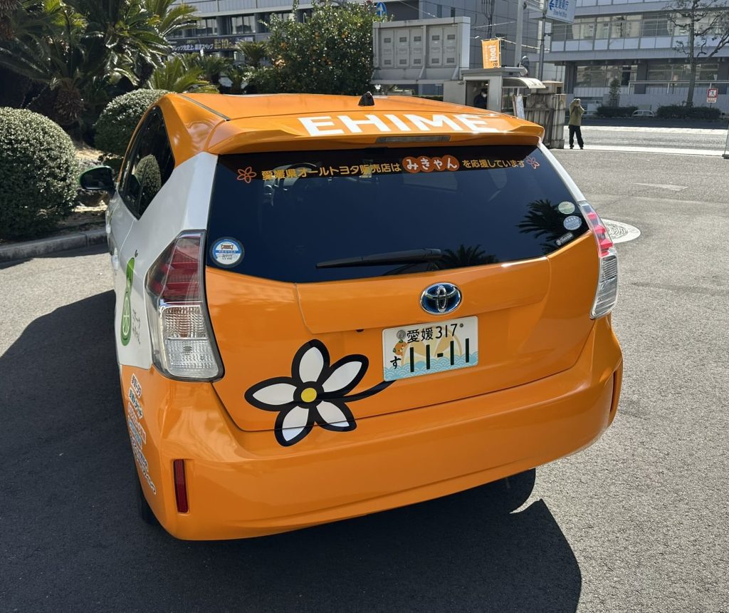みきゃんキャラバンカー新ラッピングのお披露目会&写真撮影会のみきゃん、こダークみきゃん3