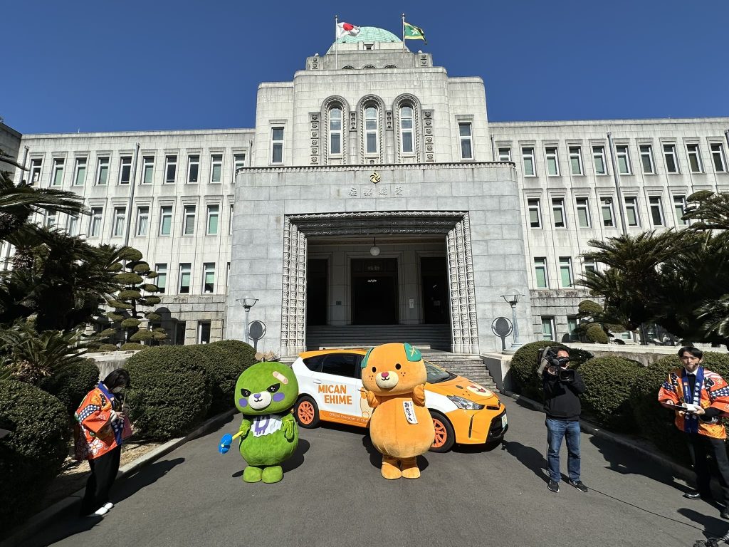 みきゃんキャラバンカー新ラッピングのお披露目会&写真撮影会のみきゃん、こダークみきゃん12