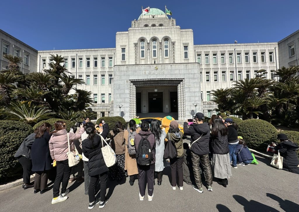 みきゃんキャラバンカー新ラッピングのお披露目会&写真撮影会のみきゃん、こダークみきゃん7