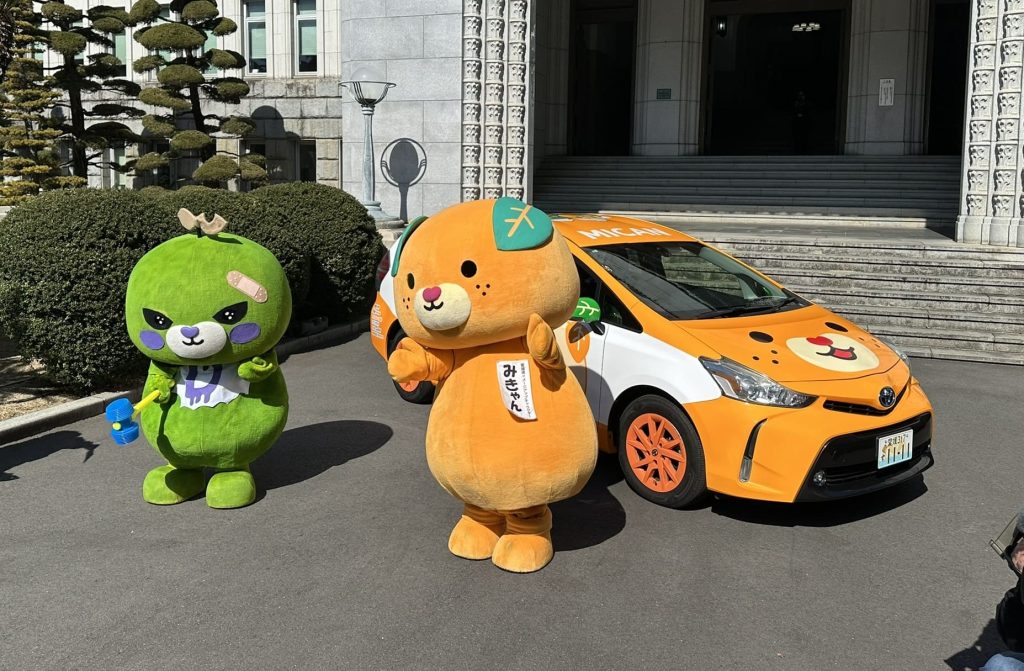 みきゃんキャラバンカー新ラッピングのお披露目会&写真撮影会のみきゃん、こダークみきゃん8