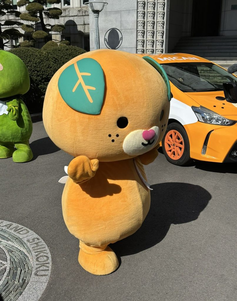 みきゃんキャラバンカー新ラッピングのお披露目会&写真撮影会のみきゃん、こダークみきゃん5