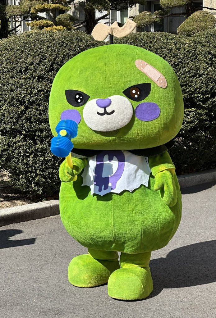 みきゃんキャラバンカー新ラッピングのお披露目会&写真撮影会のみきゃん、こダークみきゃん6
