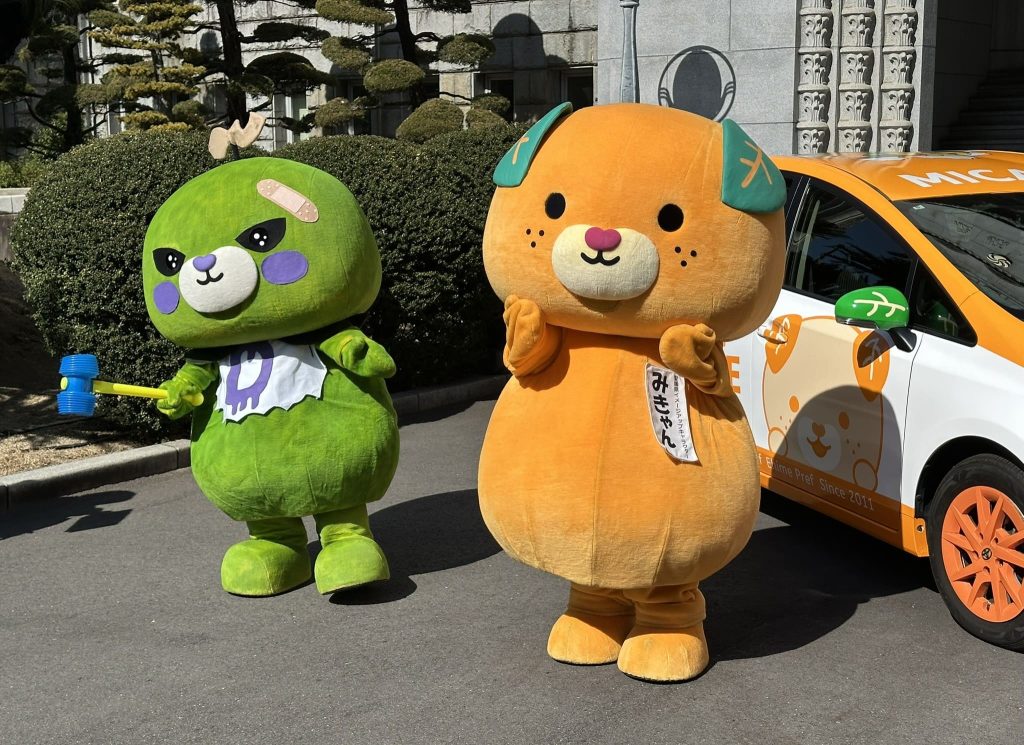 みきゃんキャラバンカー新ラッピングのお披露目会&写真撮影会のみきゃん、こダークみきゃん10