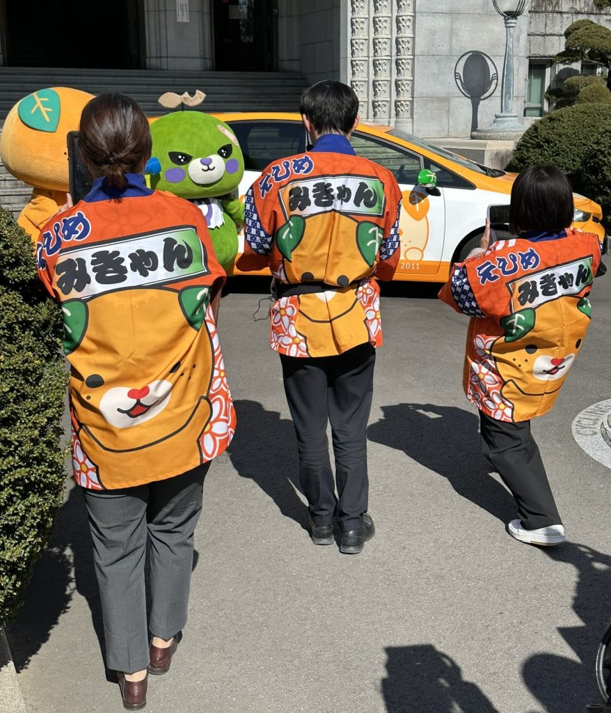 みきゃんキャラバンカー新ラッピングのお披露目会&写真撮影会のみきゃん、こダークみきゃん11