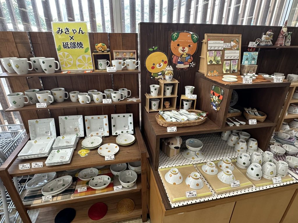 砥部焼のみきゃん商品　砥部焼陶芸館