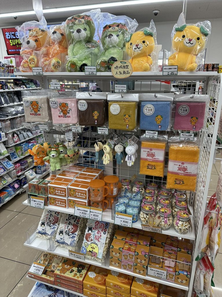 愛媛県内の繁華街のコンビニエンスストアみきゃんグッズ