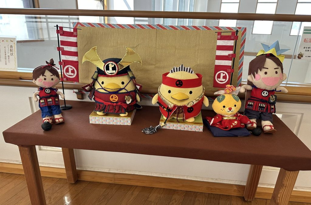 村上海賊ミュージアムキャラクターかげちかくんバリィさんと一緒のお姫様みきゃん