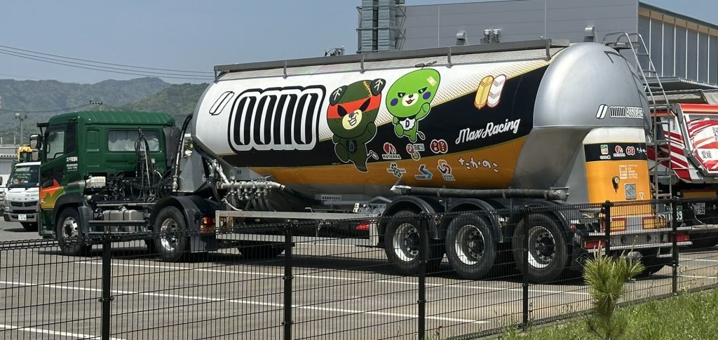 大きな車のタンクの反対側はダークみきゃんこダークみきゃん