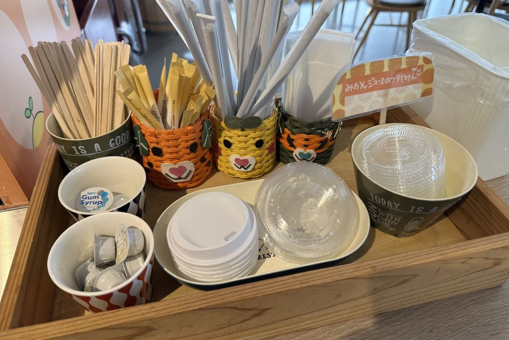 飲み物のストローとかの所に何気なくみきゃんこみきゃんダークみきゃんの入れ物みきゃん
