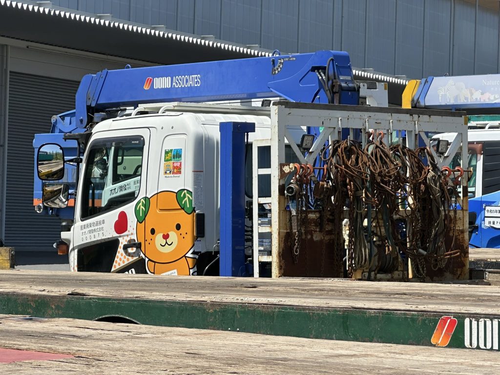 大型車両にみきゃんこみきゃん車両の後ろにもみきゃん