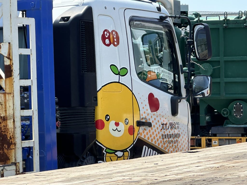 大型車両にみきゃんこみきゃん車両の後ろにもみきゃん2
