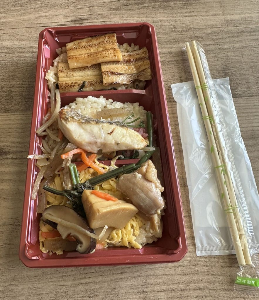 松山名物 醤油めしと真鯛あなごの弁当中身
