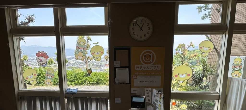 窓辺にみきゃんやコシロちゃん