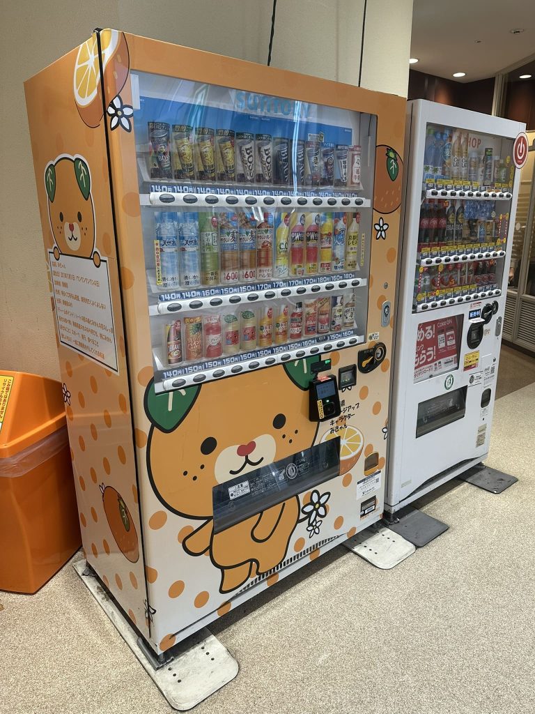 みきゃん自販機の側面にみきゃんプロフィールが載っているみきゃん