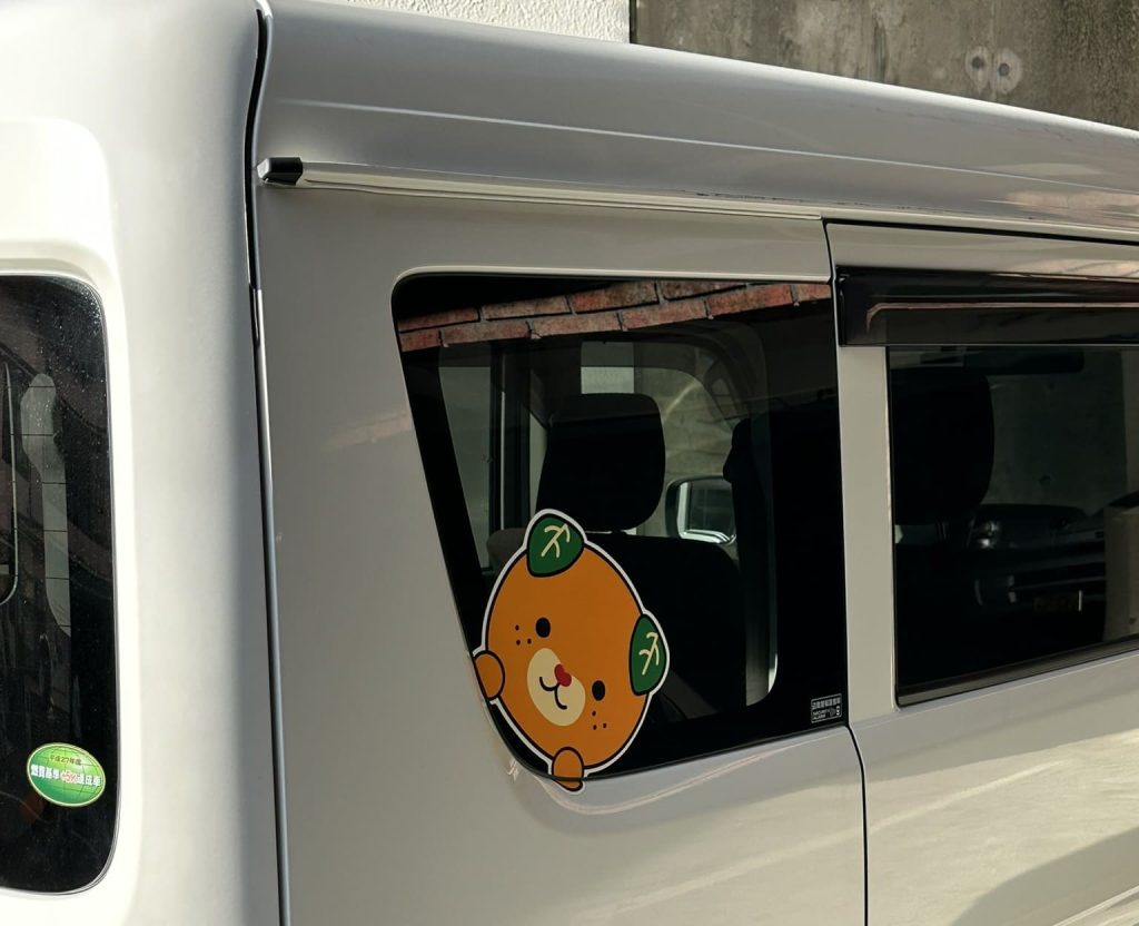 自動車の後部座席ニュッとみきゃん