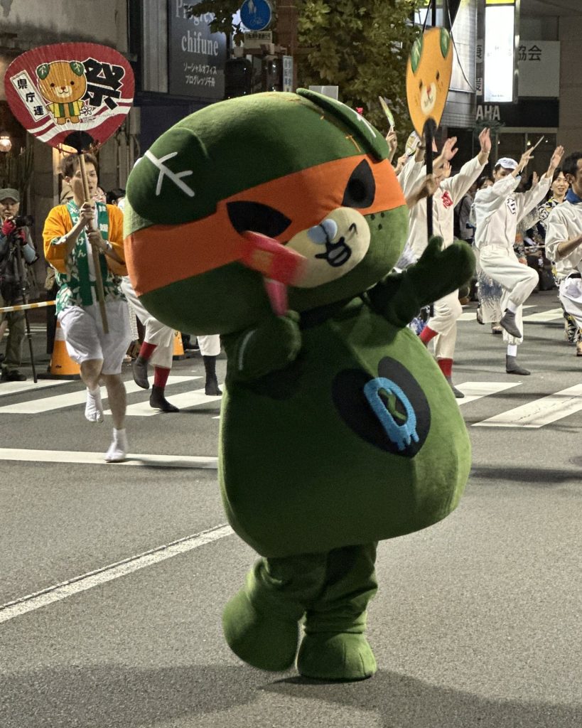 2025年8月8日（金曜）松山野球拳踊りに登場したダークみきゃん