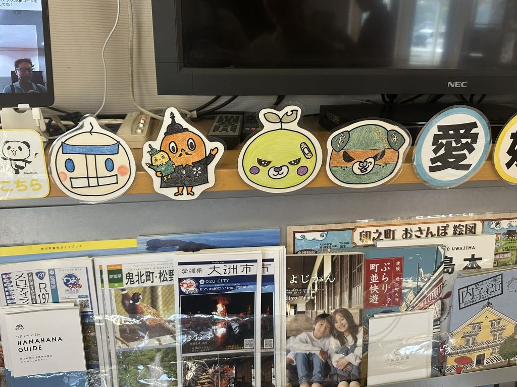 愛媛県情報に「せい坊」「サダンディー」「チビダンディー」「こダークみきゃん」「ダークみきゃん」「みきゃん」「こみきゃん」「新居浜まちゅり」「にゃんよ」奇跡の大集合
