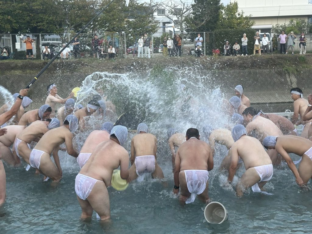 勝岡八幡神社秋祭り川狩り写真