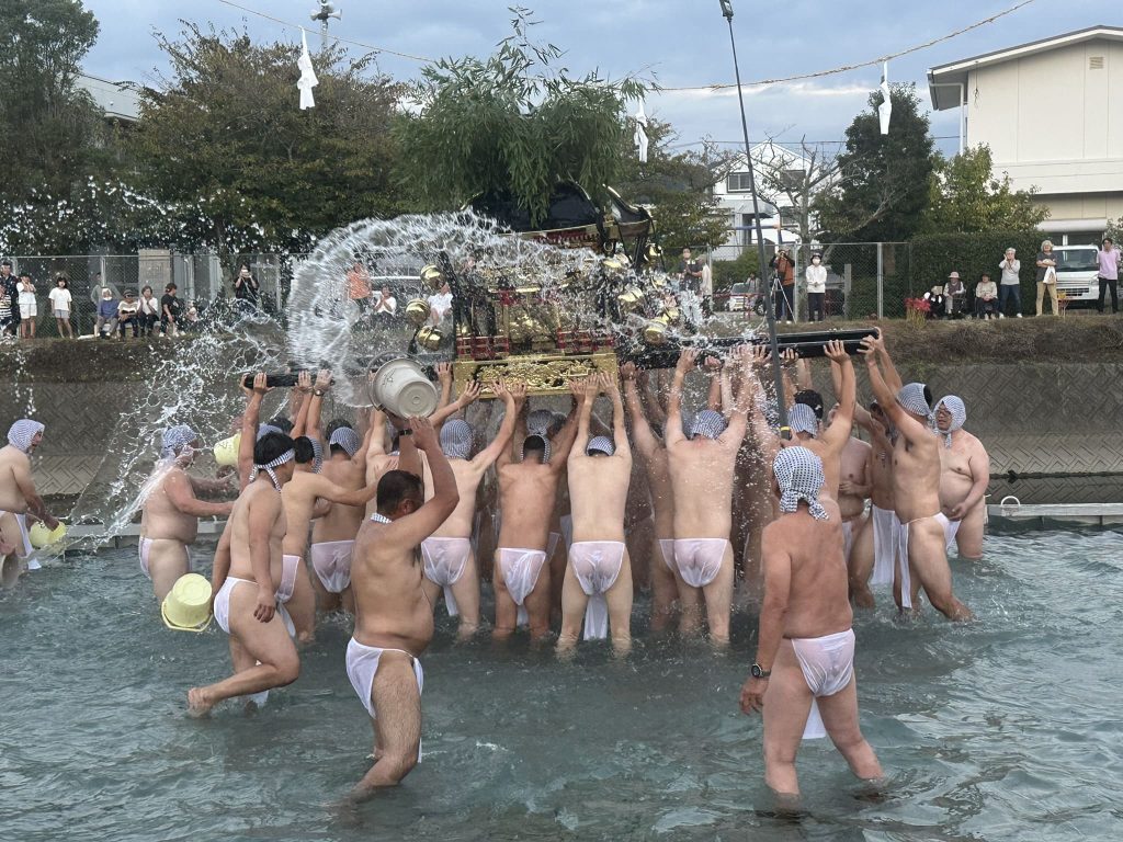 勝岡八幡神社秋祭り川狩り写真